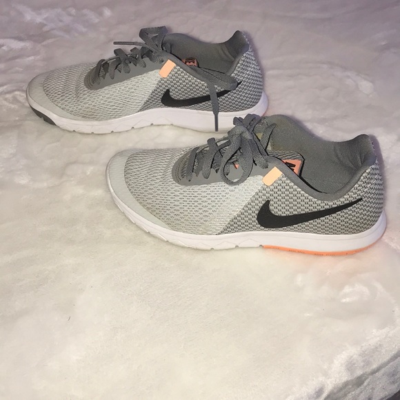 Nike women’s sneakers. - Picture 4 of 8